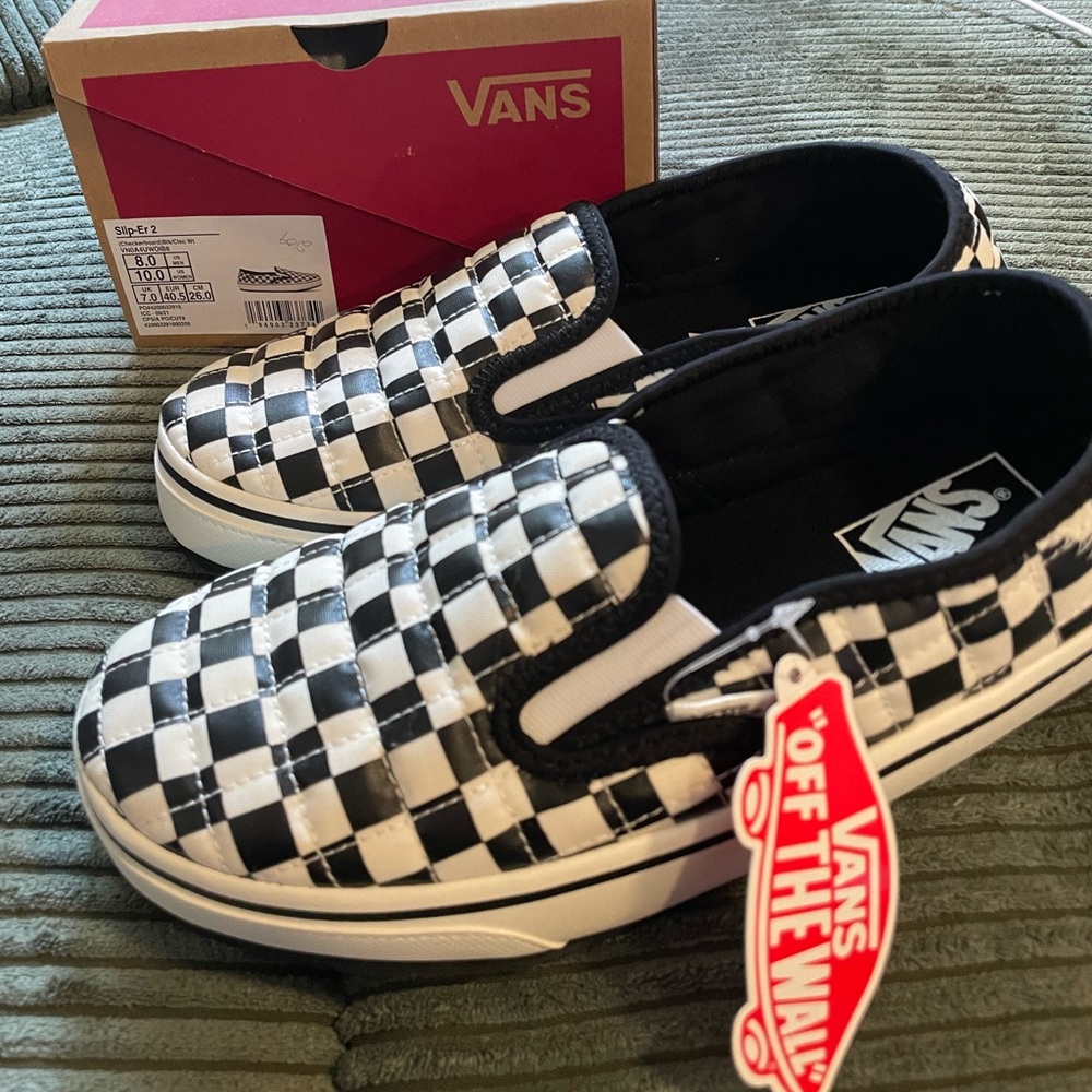 Brand New! Never worn, women’s size 10/ men’s size 8 Vans checkerboard slippers